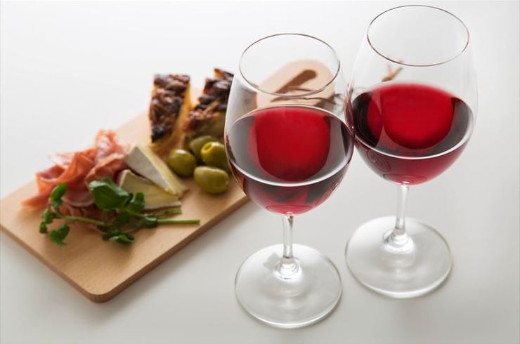 ワインとつまみの盛り合わせ